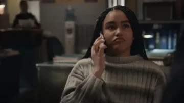 Pull en tricot côtelé H&M porté par ME Emile Cooper (Miriam A. Hyman) comme on le voit dans Blue Bloods (S14E04)