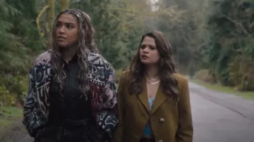 Zara Jacquard Manteau porté par Mikaela (Lucy Barrett) dans Charmed (S04E13)
