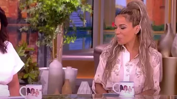 Robe utilitaire Zimmermann portée par Sunny Hostin comme on le voit dans The View le 18 mars 2024