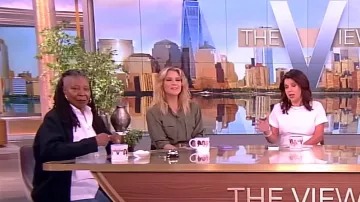 Veronica Beard Jada Silk Utility Shirt usada por Sara Haines como se ve en The View el 18 de marzo de 2024