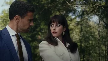 Sandro Short But­ton-Up Coat worn by Susie Glass (Kaya Scodelario) as seen in The Gentlemen (S01E07)