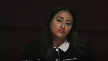 Chemisier en tricot court en chêne porté par Gurleen Maan comme on le voit dans Les Traîtres Canada (S01E06)