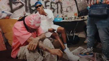 Calcetines Rhude Blanco, Azul, Amarillo Garabato Logo usados por Rob49 en Lil Bastard por BossMan Dlow (Video Oficial)