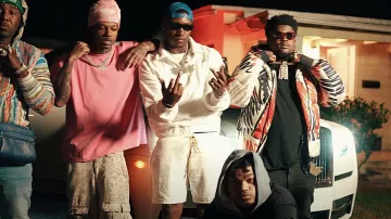 Pantalones cortos de algodón de rizo con logotipo blanco y azul de Rhude usados por Rob49 en Lil Bastard de BossMan Dlow (Video oficial)