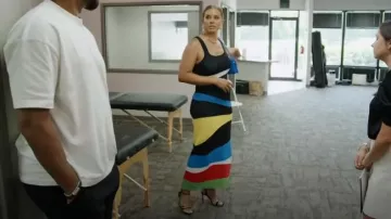 Jacquemus Le Bambino Long Bag Bleu porté par Robyn Dixon comme on le voit dans The Real Housewives of Potomac (S08E17)