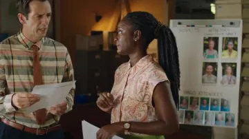 Camisa con estampado de Mango Paisley usada por DS Naomi Thomas (Shantol Jackson) como se ve en Muerte en el paraíso (T13E02)