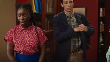 Camisa exclusiva promocionada en estampado rosa usada por DS Naomi Thomas (Shantol Jackson) como se ve en Death in Paradise (T13E02)