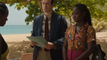 Camisa estampada de manga corta para mujer Gemo usada por DS Naomi Thomas (Shantol Jackson) como se ve en Death in Paradise (T13E03)