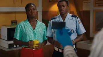 Camisa verde y azul con estampado geométrico de Oliver Bonas usada por DS Naomi Thomas (Shantol Jackson) como se ve en Muerte en el paraíso (T13E04)