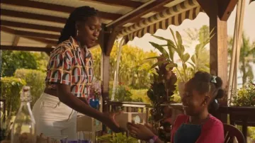 Top corto con estampado de Zara usado por DS Naomi Thomas (Shantol Jackson) como se ve en Muerte en el paraíso (T13E05)