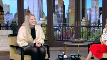 Loewe Bicolor Wool Knit Crop Cardigan porté par Meghan Trainor comme on le voit dans LIVE with Kelly and Mark le 19 mars 2024
