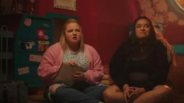 Cardigan en tricot H&M porté par Lilly (Samantha Aucoin) dans Astrid & Lilly Sauver le monde (S01E01)