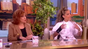 Blazer à double boutonnage en laine mélangée Preston porté par Joy Behar dans The View le 19 mars 2024