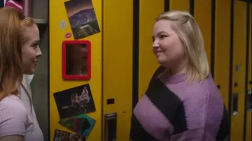 Pull en tricot H&M porté par Lilly (Samantha Aucoin) comme on le voit dans Astrid & Lilly Sauver le monde (S01E05)