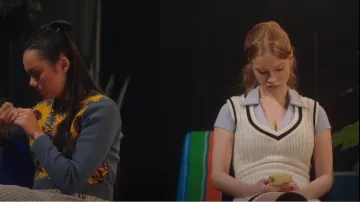 Robe gilet en tricot H&M portée par Candace Powell (Julia Doyle) dans Astrid & Lilly Sauver le monde (S01E09)