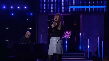 The Frankie Shop Crack­led Vin­tage Mi­ni Skirt worn by Kelly Clarkson as seen in The Kelly Clarkson Show on March 19, 2024