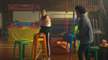 Pantalon de jogging Zara avec bande latérale porté par Kitty (Kim Adis) comme on le voit dans Get Even (S01E07)