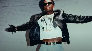 Chaqueta bomber de cuero arrugado negro de Prada usada por Gunna en Prada Dem (feat. Offset) [Video oficial]