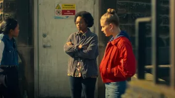 Topshop Veste de papa oversize en velours côtelé bleu portée par Margot (Bethany Antonia) comme on le voit dans Get Even (S01E10)