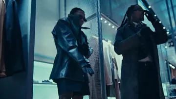 Chaqueta con capucha de cuero desgastado con paneles negros de Prada usada por Gunna en Prada Dem (feat. Offset) [Video oficial]