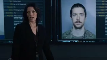 Teoría Carissa Blazer usada por la agente especial a cargo Isobel Castille (Alana de la Garza) como se ve en FBI (S06E05)
