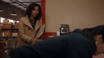 Abrigo de Babaton Howell usado por Susan Redman (Rekha Sharma) como se ve en La dama de la limpieza (T03E03)