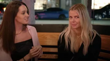 Collar inicial de perlas heladas de Priya usado por Ariana Madix como se ve en Vanderpump Rules (T11E08)