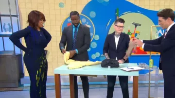 Louisa Ballou Robe longue côtelée à col en V portée par Gayle King comme on le voit dans CBS Mornings le 20 mars 2024