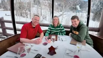 Suéter de cuello redondo con detalle de botones Talbots usado por Dylan Dreyer como se ve en Today el 18 de marzo de 2024