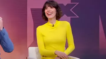 Une chemise à manches longues en tricot romain de New York portée par Rebecca Hall comme on le voit dans Good Morning America le 20 mars 2024