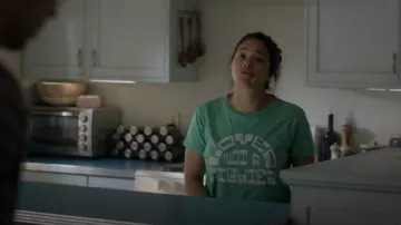 Mother Lil Goddie Goodie Tee In Love Not Fighter usada por Nell Serrano (Gina Rodriguez) como se ve en Not Dead Yet (T02E06)