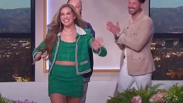 Alice + Olivia Kensie Bustier recortado con cuello redondo usado por Allison Holker como se ve en The Jennifer Hudson Show el 20 de marzo de 2024