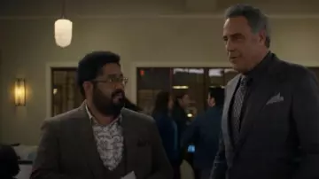 Chemise boutonnée extensible à imprimé floral Lance pour homme Club Room portée par Dennis (Josh Banday) dans Not Dead Yet (S02E06)