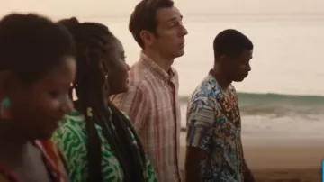 Estampado de borde con estampado de borde de camisa de satén Regular Revere de Asos Design usado por el oficial Marlon Pryce (Tahj Miles) como se ve en Muerte en el paraíso (T13E01)