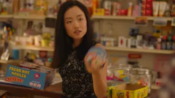Camiseta sin mangas de All Saints Imogen usada por Janet (Andrea Bang) como se ve en Kim's Convenience (T05E05)