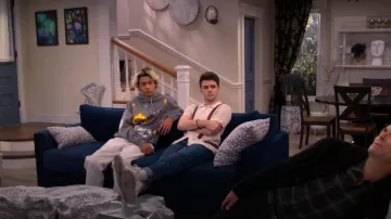 Abercrombie Crochet bordure rayure bouton-à travers le pull Polo porté par Chaos (Reed Horstmann) comme on le voit dans les méchants de Valley View (S02E18)