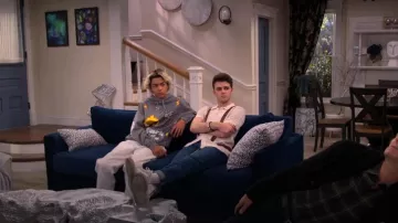 Sweat à capuche graphique PacSun Dark Side porté par Flashform (Malachi Barton) comme on le voit dans Les méchants de Valley View (S02E18)