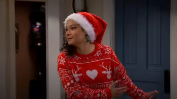 Jersey recortado navideño raído en rojo usado por Hartley (Kayden Muller-janssen) como se ve en Los villanos de Valley View (T02E19)