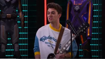 Sweat-shirt surdimensionné Asos Design en bloc de couleur bleu et blanc avec imprimé universitaire porté par Chaos (Reed Horstmann) comme on le voit dans Les méchants de Valley View (S02E15)