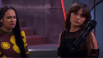 Hot Topic Skull Fishnet Cold Shoulder Girls Crop Top porté par Havoc (Isabella Pappas) comme on le voit dans Les méchants de Valley View (S02E15)