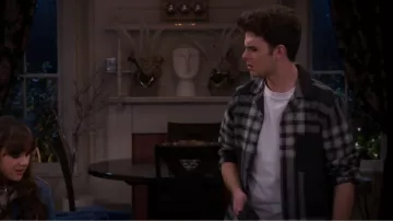 Chemise à col de camp en flanelle de tissu standard en noir portée par Chaos (Reed Horstmann) comme on le voit dans Les méchants de Valley View (S02E17)