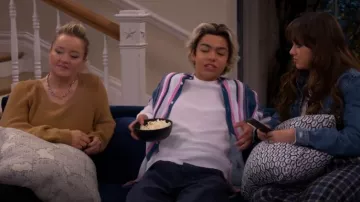 Chemise à rayures décontractées Asos Design en blanc et bleu sarcelle portée par Flashform (Malachi Barton) comme on le voit dans Les méchants de Valley View (S02E17)