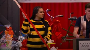 Sky High Farm tricoté à la main abeille tricot pull en noir porté par Hartley (Kayden Muller-janssen) comme on le voit dans Les méchants de Valley View (S02E17)