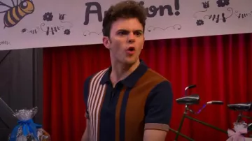 Polo express asymétrique à manches courtes à manches courtes porté par Chaos (Reed Horstmann) comme on le voit dans Les Méchants de Valley View (S02E17)