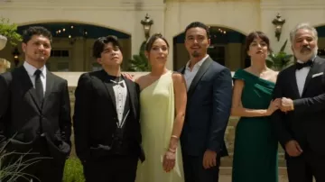 Vestido de punto mate transparente de un solo hombro para mujer de Halston con superposición usado por Carmen Sandoval (Mariel Molino) como se ve en Tierra Prometida (S01E01)