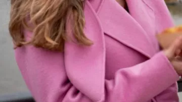 Abrigo de lana rosa usado por Lauren Elliott (Brooke D'Orsay) en el vestuario de la película Crimes of Fashion: Killer Clutch