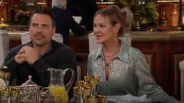 Sabina Musayev Top Lital en azul salvia usado por Sharon Newman (Sharon Case) como se ve en The Young and the Restless el 20 de marzo de 2024