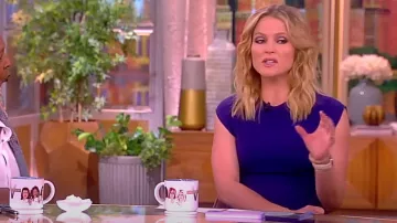 Vestido midi con manga corta de Victoria Beckham usado por Sara Haines como se ve en The View el 21 de marzo de 2024