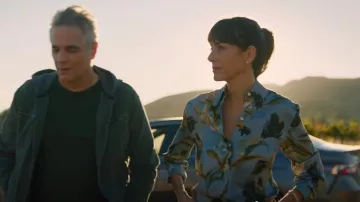 Vince Flo­ral-Print Silk Shirt worn by Lettie Sandoval (Cecilia Suárez) as seen in Promised Land (S01E03)