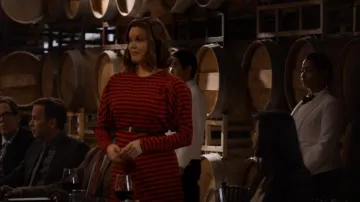 Victoria Beckham Vestido midi de manga larga de crepé de pata de gallo usado por Margaret Honeycroft (Bellamy Young) como se ve en Tierra Prometida (T01E10)